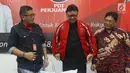 Mendagri Tjahjo Kumolo (tengah) bersama Sekjen PDIP Hasto Kristiyanto usai memberi keterangan terkait persiapan HUT ke-46 PDIP, Jakarta, Kamis (3/1). HUT PDIP akan dilaksanakan berbarengan dengan Rakornas 10 Januari. (Liputan6.com/Helmi Fithriansyah)