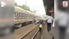 Detik-detik para penumpang turun dari KRL di Stasiun Buaran-Klender, lantaran tercium bau gas yang menyengat.