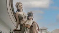 Rachel kompak mengenakan pakaian khas perempuan Bali bersama putrinya, Chava. Chava menggemaskan mengenakan atasan nude dipadu obi dan rok lilit hijaunya. Lengkap dengan aksesori bros dan rambut. (@rachelvennya)