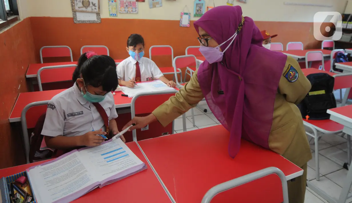 Guru mengawasi simulasi Pembelajaran Tatap Muka Terbatas (PTMT) di SDN 03 Cinere, depok, Jawa Barat, Selasa (28/09/2021). Menurut jadwal PTMT serentak di seluruh sekolah  akan diselenggarakan 4 Oktober mendatang. (merdeka.com/Arie Basuki)