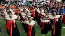 Anak-anak menampilkan tarian tradisional untuk menyambut malam pergantian tahun di Bali, pada Rabu 31 Desember 2025. (SONNY TUMBELAKA/AFP)