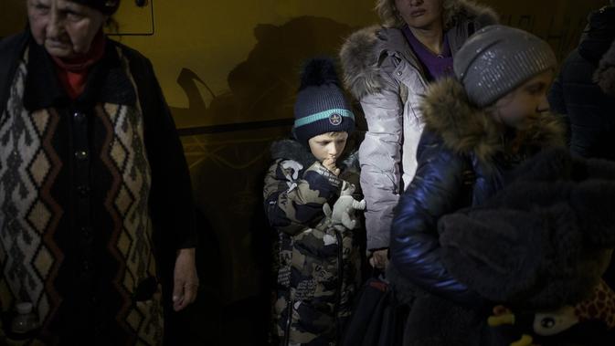 <p>Pengungsi Ukraina di Zaporizhzhia pada April 2022. Jutaan warga harus mengungsi akibat invasi Rusia. (AP Photo/Felipe Dana)</p>