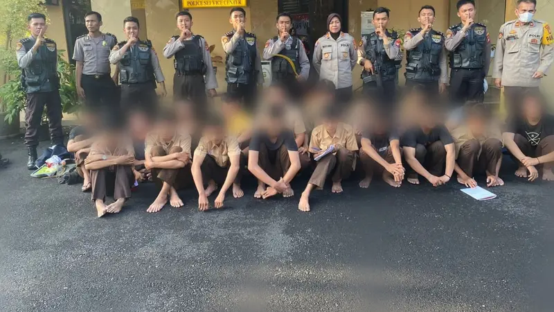 Tim Patroli Perintis Presisi Polres Metro Jakarta Barat menggagalkan tawuran antar pelajar. Sebanyak 18 orang ditangkap.