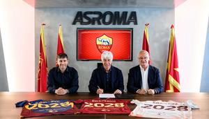 Gian Piero Gasperini (tengah) saat diperkenalkan sebagai pelatih AS Roma. Terlihat sosok Claudio Ranieri (kanan) sebagai penasihat teknis I Giallorossi. (AS Roma)