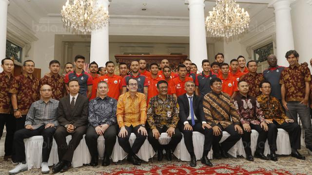 Djarot Saiful Hidayat bersama skuat Persija dan Espanyol