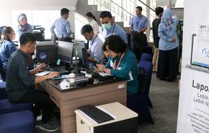 Petugas melayani masyarakat yang ingin melaporkan SPT di Kantor Direktorat Jenderal Pajak di Jakarta, Rabu (11/3/2020). DJP menargetkan pelaporan SPT tahun ini bisa mencapai 15,2 juta atau sekitar 80 persen wajib pajak yang wajib melaporkan pembayaran pajaknya. (Liputan6.com/Angga Yuniar)