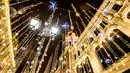 Dekorasi lampu yang menghiasi sebuah jalan di pusat kota Moskow, Senin (18/12). Salah satu sudut kota di Rusia itu didekorasi dengan lampu dan pernak-pernik perayaan Natal dan Tahun Baru. (AFP PHOTO / Mladen ANTONOV)