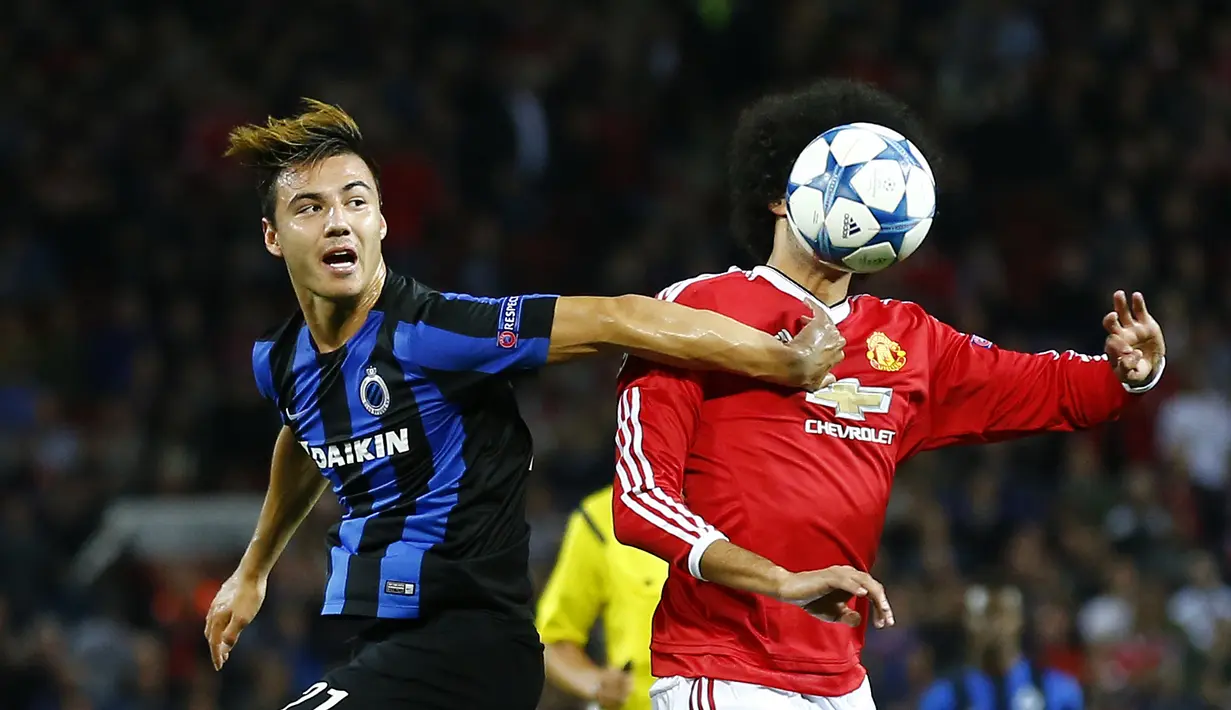 Pemain Manchester United, Marouane Fellaini (kanan) berebut bola dengan pemain Club Brugge, Dion Cools, dalam leg pertama Play Off Liga Champions di Stadion Old Trafford, Manchester, Inggris. (18/8/2015). (Reuters/Darren Staples)