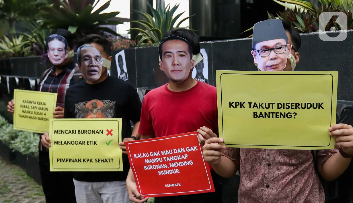 ICW menggelar aksi untuk mengkritik KPK karena tak kunjung berhasil menangkap Harun Masiku yang buron sejak empat tahun lalu. (Liputan6.com/Herman Zakharia)