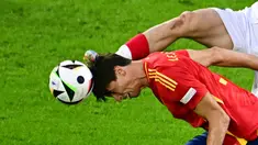 Jadi bek tengah inti selama Euro 2024 membuat nama Robin Le Normand turut dikaitkan dengan klub besar La Liga, Atletico Madrid. Menurut beberapa sumber, Los Rojiblancos bersedia mengeluarkan 30 juta Euro untuk membawa Le Normand dari Real Sociedad. (AFP/Tobias Schwarz)