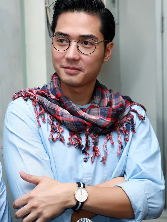 Rupanya kebiasaan mendengkur Rizky tidak sebatas mengeluarkan suara, lelaki berkacamata ini kerap mengigau dan berbicara dalam tidurnya menggunakan bahasa Sunda. (Deki Prayoga/Bintang.com)