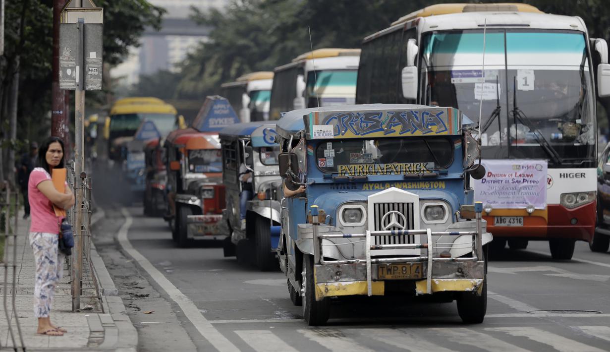 Deretan mobil Jeepney terjebak di antara kemacetan yang terjadi di Manila, Filipina, Jumat (22/11). Jeepney merupakan transportasi umum paling populer dan sudah menjadi ikon di Filipina. (Bola.com/M Iqbal Ichsan)