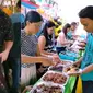 Potret nyeleneh orang makan di kondangan (sumber: 1cak.com)