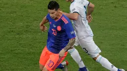 Gelandang Kolombia, James Rodriguez (depan) menggiring bola dari kawalan pemain Argentina, Nicolas Tagliafico selama bertanding pada grup B Piala Copa America 2019 di Arena Fonte Nova, Brasil (15/6/2019). Kolombia menang atas Argentina 2-0. (AP Photo/Eraldo Peres)