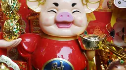 Mainan bertema Imlek dijual di kawasan Glodok, Jakarta, Kamis (31/1). Pernak-pernik Imlek bershio babi tanah sudah mulai ramai dijual. (Liputan6.com/Herman Zakharia)