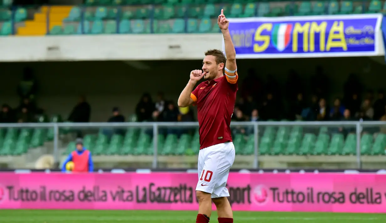 10. Francesco Totti - Il Capitano yang disematkan kepada Totti dirasa sangatlah pantas. Sebab loyalitas yang ditunjukan oleh gelandang serang tersebut kepada AS Roma sepanjang kariernya. (AFP/Giuseppe Cacace)
