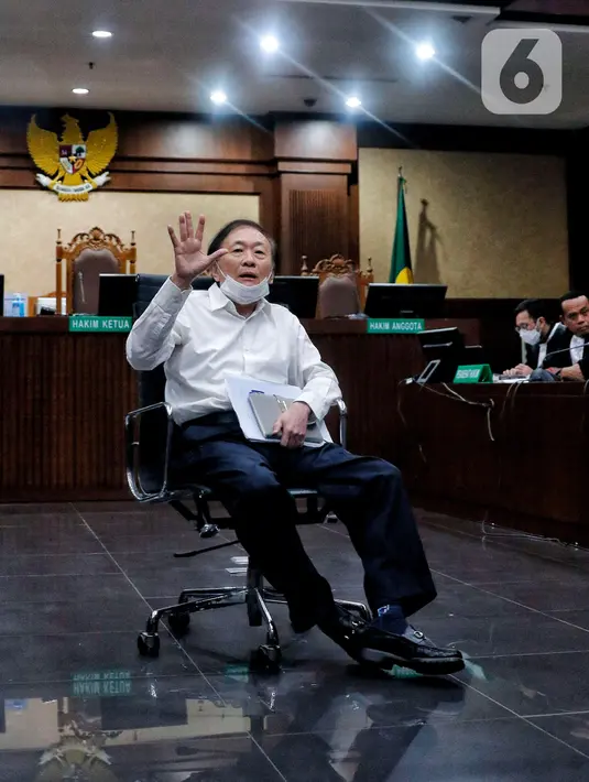 Terdakwa kasus dugaan tindak pidana korupsi PT Duta Palma, Surya Darmadi mengikuti sidang pembacaan putusan di Pengadilan Tipikor Jakarta, Kamis (23/2/2023). Usia lanjut dan kondisi kesehatan Surya Darmadi yang menurun turut menjadi pertimbangan meringankan hakim dalam menjatuhkan vonis kepada Surya Darmadi. (Liputan6.com/Angga Yuniar)