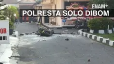 Sebuah bom bunuh diri meledak di halaman Mapolresta Solo, Jawa Tengah. Pelaku meledakkan diri saat dikejar petugas