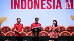 Presiden Joko Widodo (tengah) berbincang bersama peraih medali emas pada Olimpiade 1992, Susi Susanti (kanan) saat Perayaan Imlek Nasional 2020 di ICE BSD Tangerang Selatan, Kamis (30/1/2020). Perayaan Imlek Nasional 2020 mengangkat tema "Bersatu untuk Indonesia Maju". (Liputan6.com/Faizal Fanani)