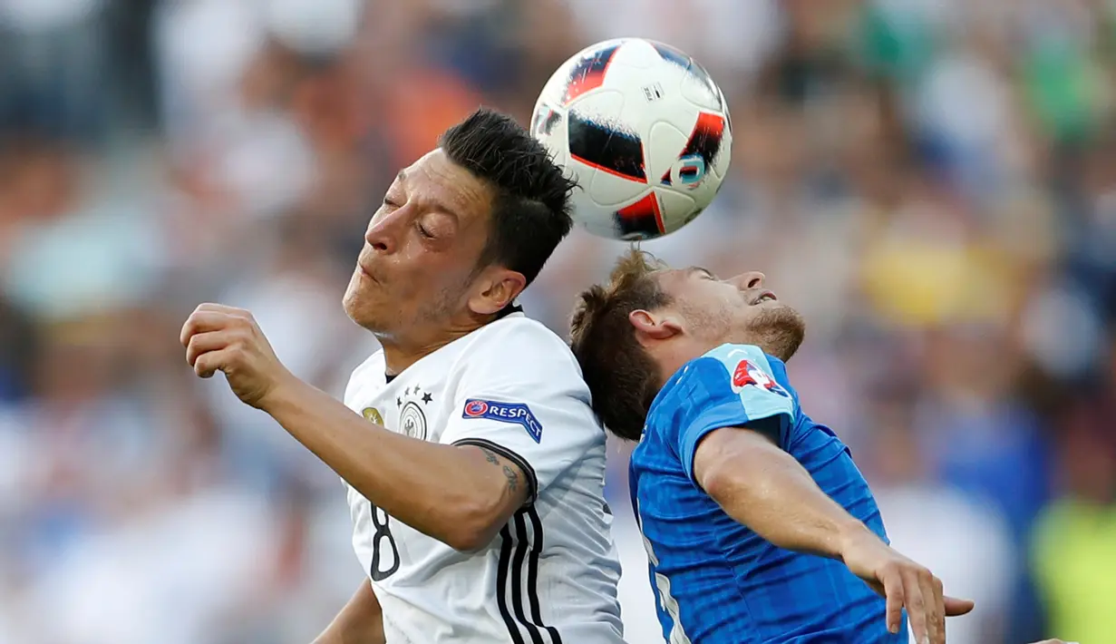 Raja assist Arsenal, Mesut Ozil, meraih gelar pemain terbaik Jerman empat kali dalam lima tahun terakhir. Hanya tahun 2014 saja yang tidak dimenanginya karena kalah dari Toni Kroos. (AFP/Adrian Dennis)