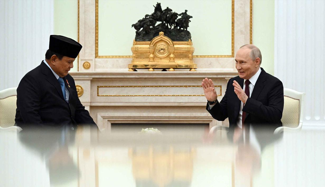 Presiden Republik Indonesia, Prabowo Subianto (kiri) saat melakukan pertemuan dengan Presiden Rusia Vladimir Putin di Istana Kremlin, Moskow pada Senin 13 April 2026. Presiden Republik Indonesia, Prabowo Subianto, kembali bertemu Presiden Rusia, Vladimir Putin. (Igor IVANKO/POOL/AFP)