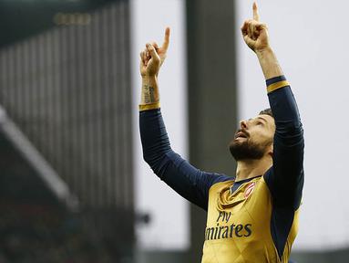 Penyerang Arsenal, Olivier Giroud merayakan gol yang dicetaknya ke gawang Aston Villa pada laga Liga Premier Inggris di Stadion Villa Park, Inggris, Minggu (13/12/2015). Arsenal menang 2-0. (Reuters/Darren Staples)