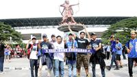 Rombongan bobotoh Persib Bandung asal Karawang sudah berada di komplek Stadion Manahan, Solo, Sabtu (25/2/2017). (Bola.com/Romi Syahputra)
