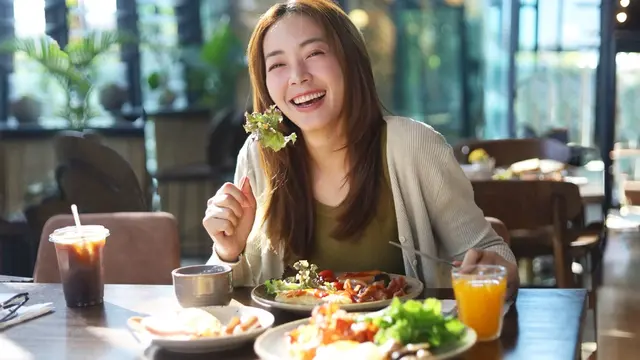 Efek Paparan Sinar Matahari terhadap Rambut Rontok, Benarkah Bikin Kerusakannya Makin Parah?