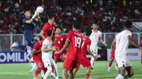 Kiper Timnas Indonesia U-20, Ikram Algiffari, menangkap bola saat melawan Yaman U-20 dalam laga ketiga Grup F Kualifikasi Piala Asia U-20 2025 yang digelar di Stadion Madya, Jakarta, Minggu (29/9/2024). (Bola.com/M Iqbal Ichsan)