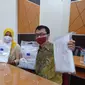 Peserta menerima paket kain yang akan dijahit menjadi Alat Pelindung Diri (APD) dalam pelatihan pembuatan APD di Yogyakarta yang diselenggarakan oleh CISDI. Foto: CISDI.