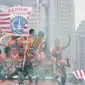 Pemain Persija Jakarta bersama The Jakmania melakukan pawai merayakan gelar juara Liga 1 musim 2018 di Bundaran HI, Jakarta, Sabtu (15/12). Persija berhasil juara Liga 1 usai mengalahkan Mitra Kukar. (Bola.com/M Iqbal Ichsan)