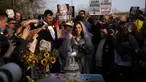 Stella Moris berbicara kepada media dan pendukung usai memotong kue pengantin setelah menikah dengan Pendiri WikiLeaks Julian Assange pada layanan pernikahan kecil yang diadakan dalam penjara keamanan tinggi Belmarsh, London, Inggris, 23 Maret 2022. (AP Photo/Matt Dunham)