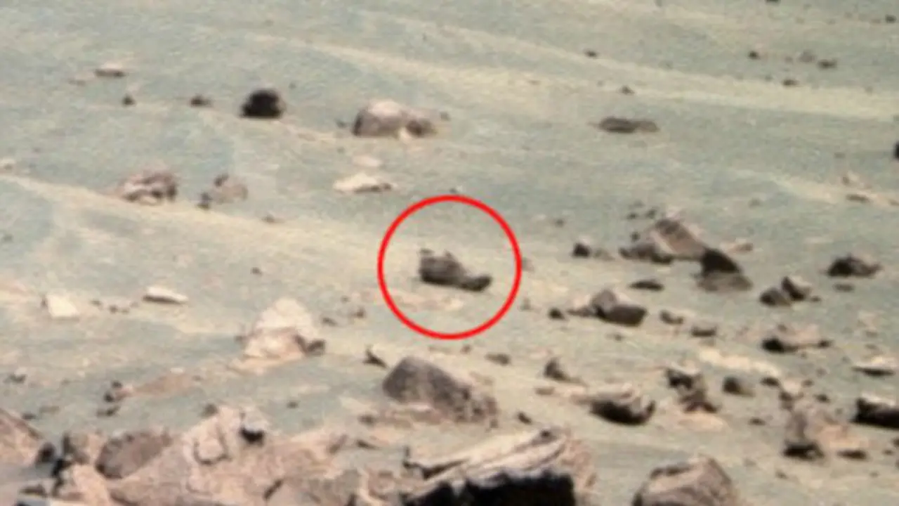 Benda mirip sepatu yang ditemukan di permukaan Mars