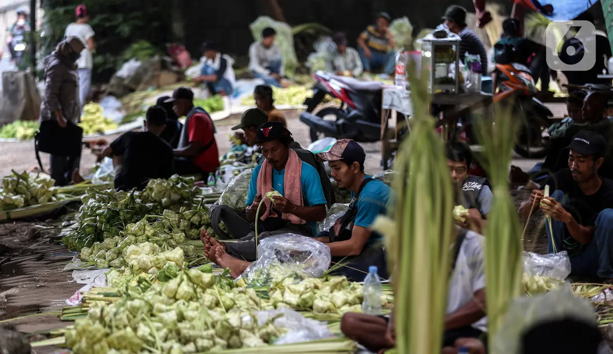 Sampai saat ini, ketupat masih menjadi tradisi yang melekat di antara masyarakat Indonesia dan masih dipertahankan. (Liputan6.com/Johan Tallo)