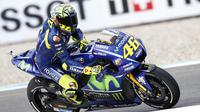 Pembalap Movistar Yamaha, Valentino Rossi akan memulai balapan MotoGP Belanda 2017 dari posisi keempat. (Vincent JANNINK / ANP / AFP)