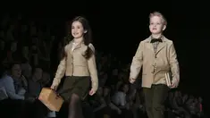 Model kecil pria dan wanita ini tampak menarik perhatian para pemirsa di Moscow Fashion Week (REUTERS/Sergei Karpukhin)