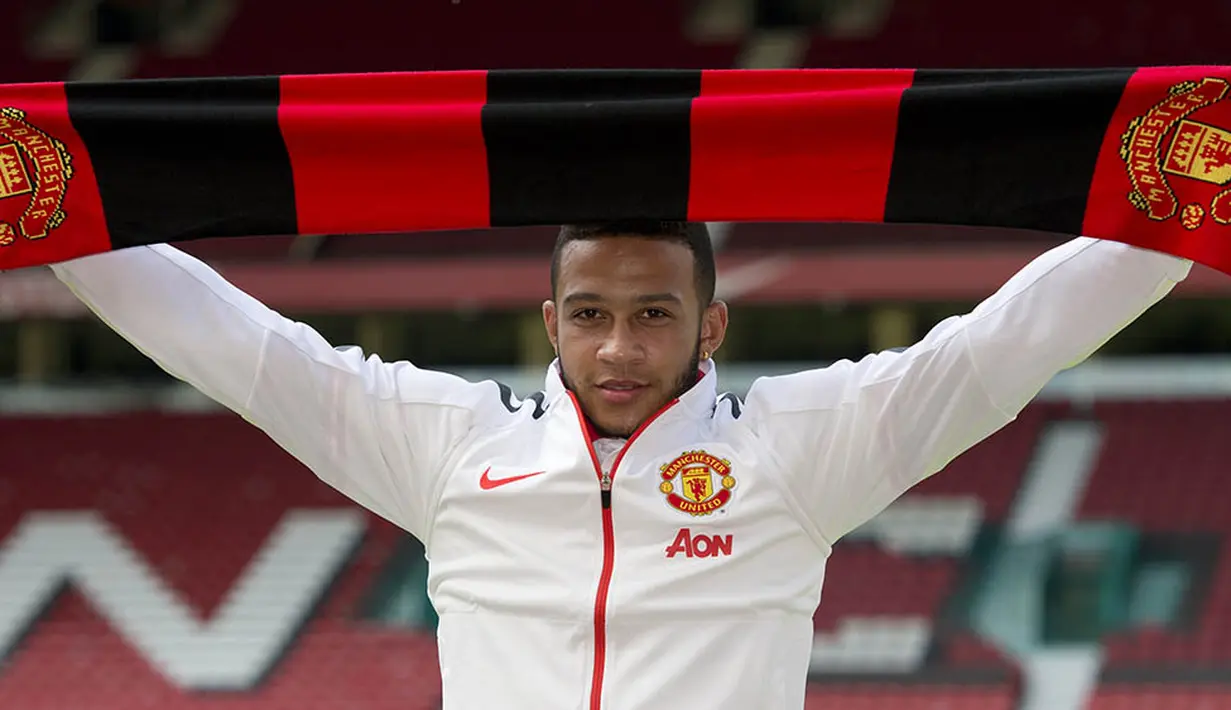 6. Manchester United mendatangkan bintang muda Belanda, Memphis Depay dari PSV Eindoven. Pencetak gol terbanyak Liga Belanda itu dipercaya menjadi penerus nomor tujuh di United. (AFP/Oli Scarff)
