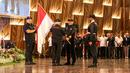 <p>Ketua NOC, Raja Sapta Oktohari (tengah kanan) menyerahkan bendera merah putih kepada Chef de Misson (CdM) Indonesia di Asian Games 2022, Basuki Hadimuljono saat pengukuhan Tim Indonesia untuk Asian Games 2022 Hangzhou di Auditorium Kementerian PUPR, Jakarta, Selasa (19/09/2023). (Bola.com/Bagaskara Lazuardi)</p>