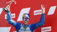 Pembalap Suzuki, Joan Mir, melakukan selebrasi di atas podium usai balapan MotoGP San Marino di Sirkuit Misano, Minggu (13/9/2020). Morbidelli menjadi yang tercepat dengan catatan waktu 42 menit 02,272 detik. (AP/Antonio Calanni)