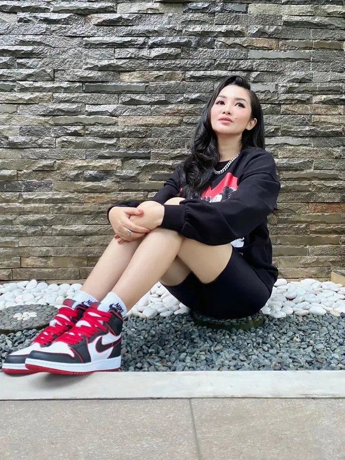 6 Gaya Sporty Fitri Carlina, Tetap Stylish Bak Anak Muda