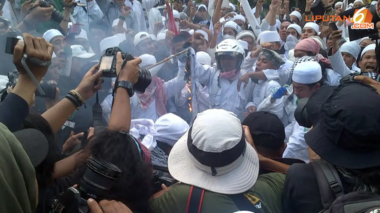 bakar-bendera-131122b.jpg