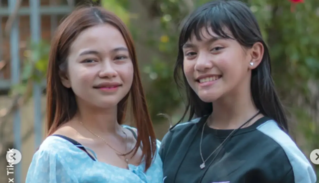 Jadi pembawa acara dan peserta di ajang Dangdut Academy 5 tak heran jika keduanya sangat dekat, baik saat di atas panggung ataupun di balik panggung DA 5. Putuskan merantau ke Jakarta di usia 14 tahun, siapa sangka Sridevi bisa bertemu Rara LIDA yang sudah seperti kakak untuknya bahkan jadi juara Dangdut Academy musim kelima. (Liputan6.com/IG/@da5_sridevi03)