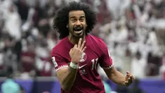 Striker Timnas Qatar, Akram Afif sukses mencetak hattrick di final Piala Asia 2023 menghadapi Yordania dan mengantar Qatar menjadi juara. Tidak cuma itu, dengan tambahan tiga golnya, pemain yang sejak musim 2020/2021 memperkuat Al-Sadd SC di Liga Qatar ini juga berhak atas penghargaan top skor turnamen. Berikut ini daftar 4 besar top skor Piala Asia 2023. (AP Photo/Thanassis Stavrakis)
