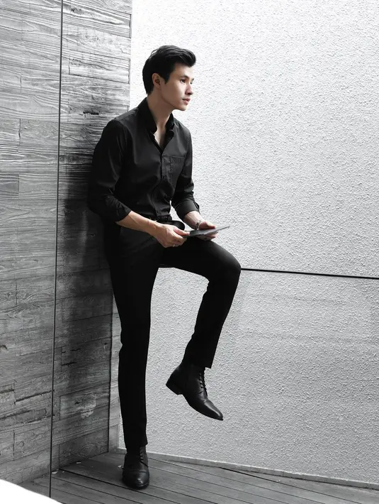 Emeraldy Rafael dikenal dengan gayanya yang cool, ditunjang dengan pemilihan outfit yang simpel tapi elegan. (Instagram @emeraldyrafael)