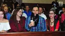 Penyanyi dangdut Saipul Jamil memperlihatkan kado ulang tahun saat menjalani sidang pembacaan putusan hakim di Pengadilan Tipikor Jakarta, Senin (31/7). (Liputan6.com/Helmi Afandi)