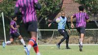 Suasana latihan Arema FC dalam TC di Batu, Kabupaten Malang, Senin (16/10/2023). (Bola.com/Iwan Setiawan)