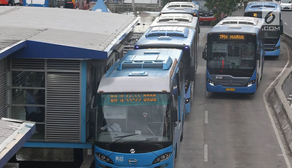 Aktivitas bus Transjakarta di Halte Harmoni, Jakarta, Rabu (2/1). PT Transportasi Jakarta (Transjakarta) menargetkan 231 juta pelanggan pada tahun 2019. (Liputan6.com/Immanuel Antonius)