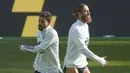 Pemain Spanyol, Sergio Ramos dan Jesus Navas saat sesi latihan jelang laga UEFA Nations League di Stadion Olimpiyskiy, Senin (12/10/2020). Spanyol akan berhadapan dengan Ukraina. (AP/Efrem Lukatsky)