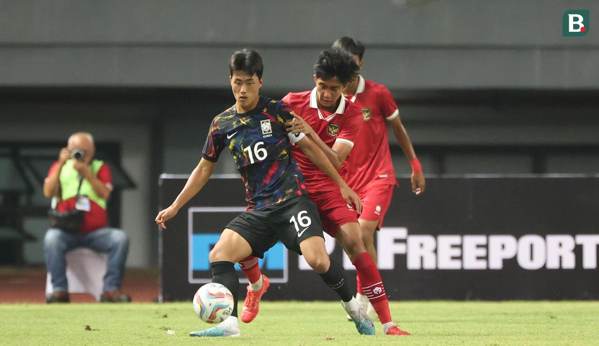 <p>Pemain&nbsp;Korea Selatan&nbsp;U-17,&nbsp;Kim Myeongjun (tengah), mengontrol bola dibayangi pemain Timnas&nbsp;Indonesia U-17 dalam pertandingan uji coba yang berlangsung di Stadion Patriot Candrabhaga, Bekasi, Rabu (30/8/2023). (Bola.com/Abdul Aziz)</p>