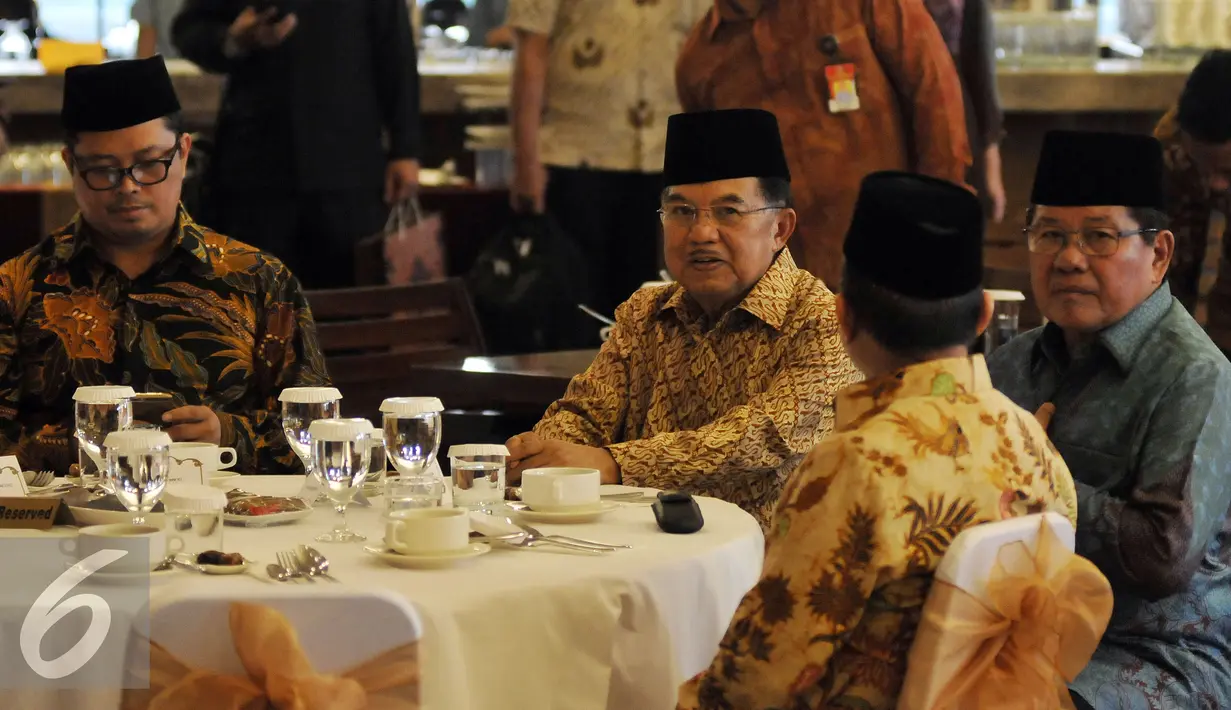 Wapres RI Jusuf Kalla saat menghadiri buka puasa bersama Masyarakat Sulawesi Barat di Jakarta, Kamis (16/6). Buka puasa dihadiri Pemerintah Provinsi Sulawesi Barat berserta tokoh Masyarakat Mandar di Jakarta.(Liputan6.com/JohanTallo)